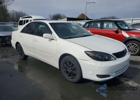 2004 Toyota Camry Le z USA, uszkodzony, nr VIN 4T1BE30K44U368043